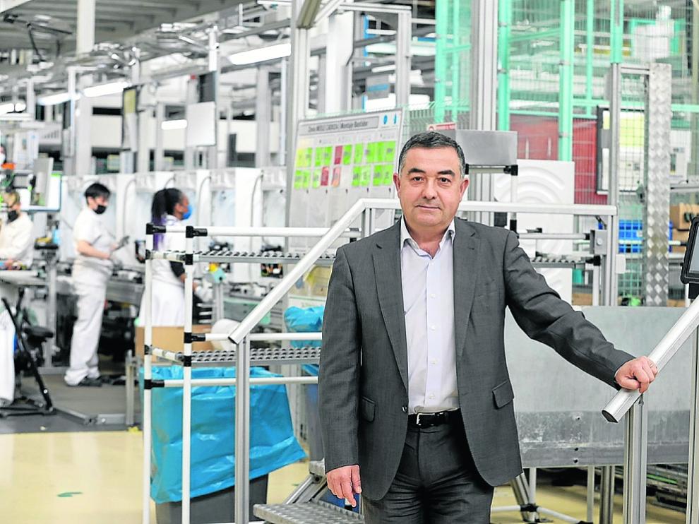 El director de Tecnología y Operaciones de BSH España, José Juste, ayer en la fábrica de La Cartuja.
