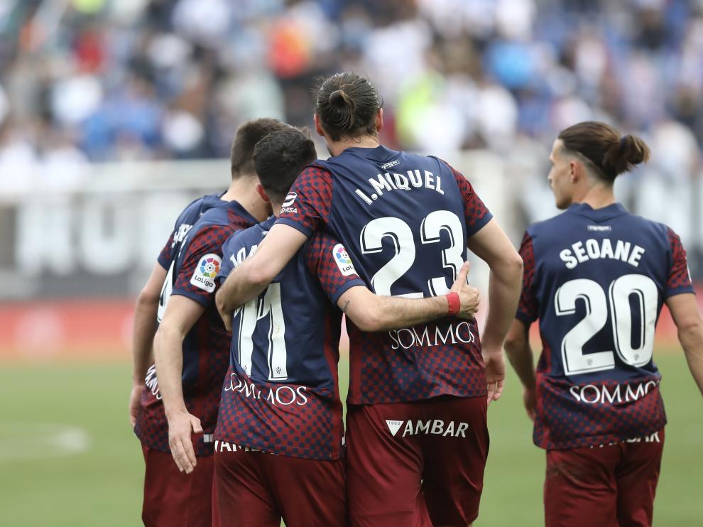 Los jugadores celebran uno de los goles en Málaga.
