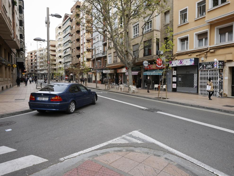 Lugar donde un coche arrolló la terraza del bar Resacas este lunes en el Paseo de Teruel de Zaragoza.