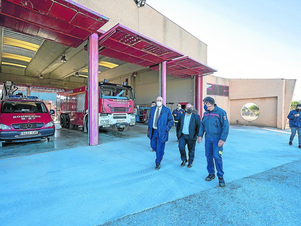El presidente de la DPT y alcalde de Calamocha, Manuel Rando; y el vicepresidente, Alberto Izquierdo, en la base de bomberos de la capital del Jiloca.