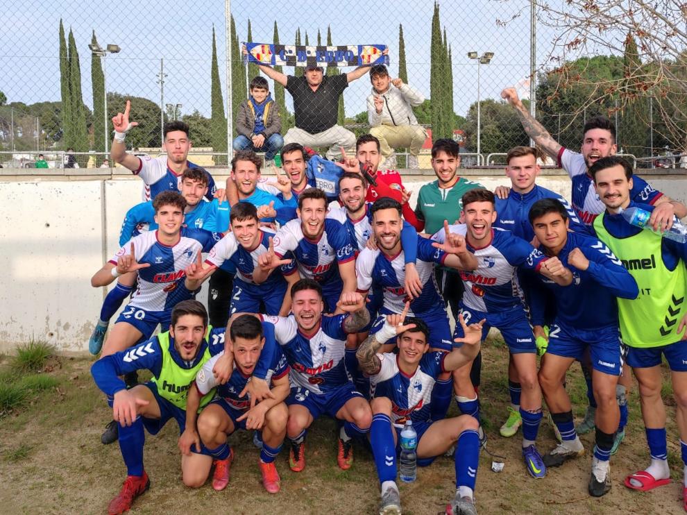 La plantilla del CD Ebro celebra la victoria en el último encuentro, cuando alcanzó la cifra de 250 partidos en categoría nacional.