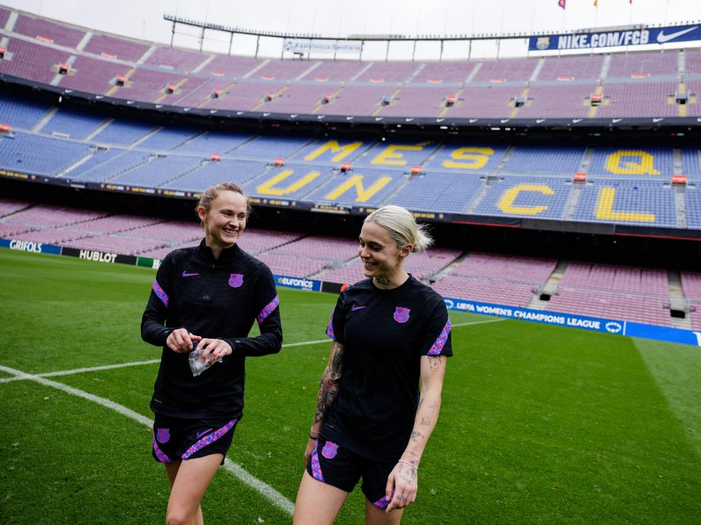 La aragonesa Mapi León (derecha) durante el entrenamiento en el Camp Nou, que este miércoles albergará su primer partido femenino oficial.