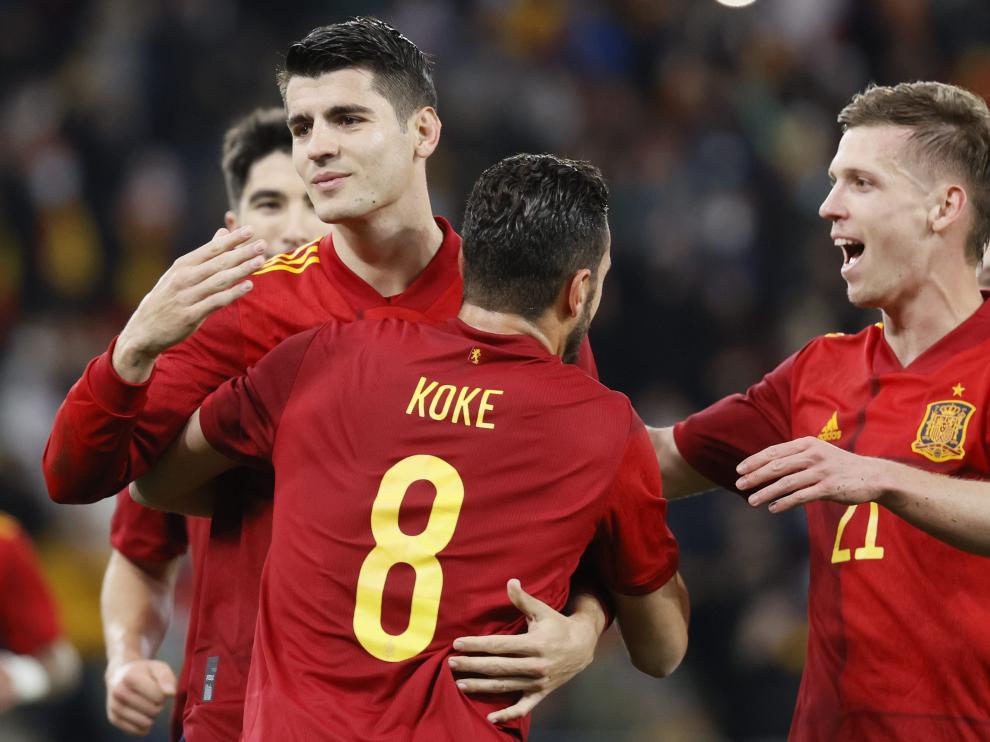 Los jugadores de la selección española (i-d) Álvaro Morata, Koke Resurrección y Dani Olmo celebran uno de los goles ante Islandia, durante el partido amistoso que disputan este martes en el estadio de Riazor, en A Coruña