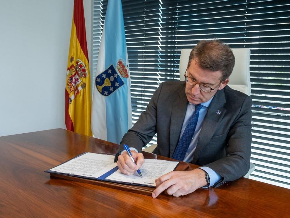 El presidente de la Xunta y candidato a liderar el PP, Alberto Núñez Feijóo, firma su dimisión como presidente de los populares gallegos.