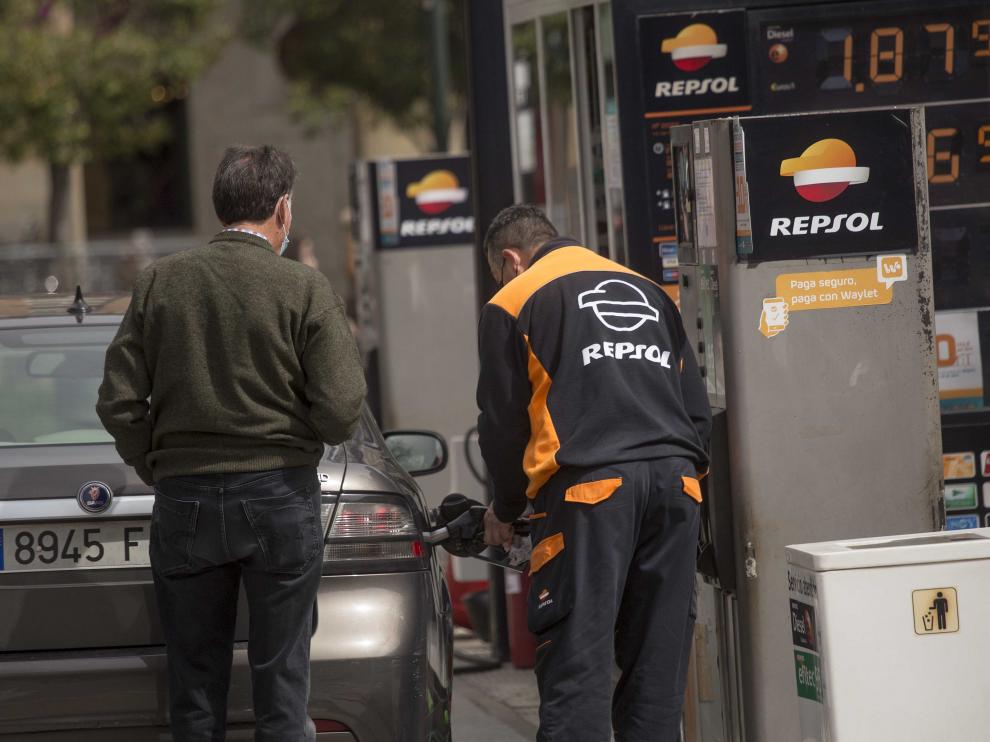 Clientes repostando en una estación de servicio.