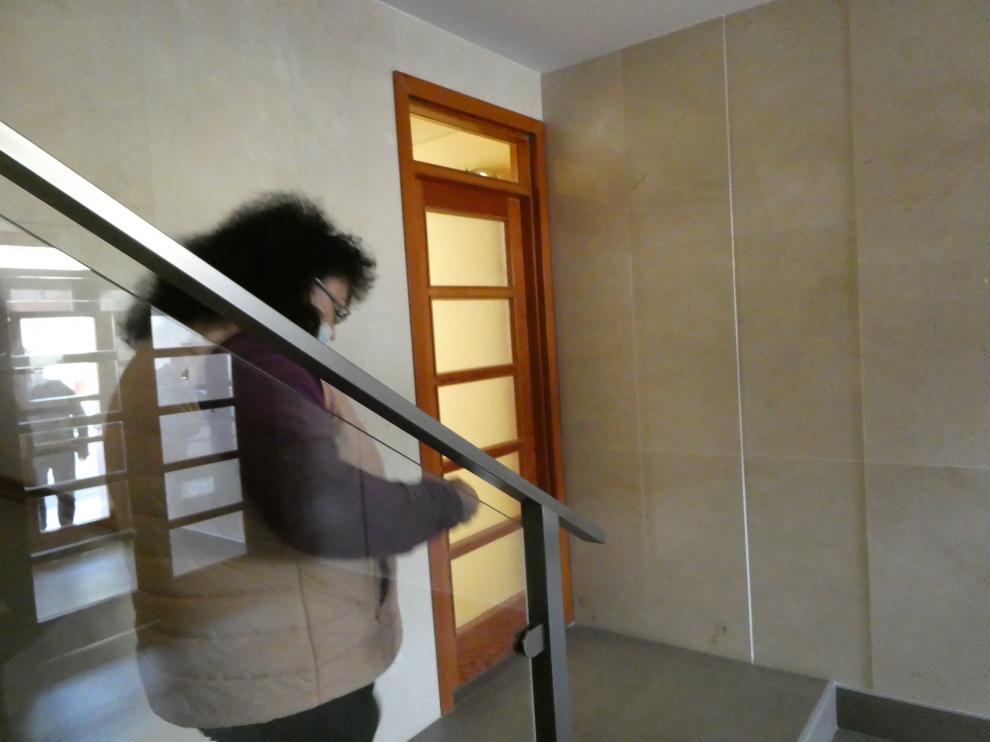 Nadine, de 59 años, en su casa de Sabiñánigo.