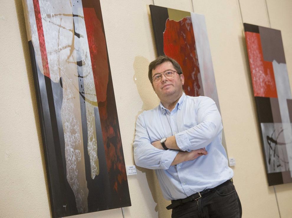 El pintor Pedro Sagasta, junto a obras de su muestra abstracta 'Eclesiastés', expuesta desde el viernes 1 de abril en la Cámara de Comercio de Zaragoza.