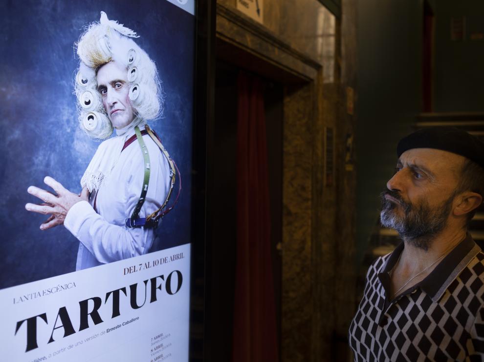 Pepe Viyuela, que encarna a Tartufo, se mira en el cartel.