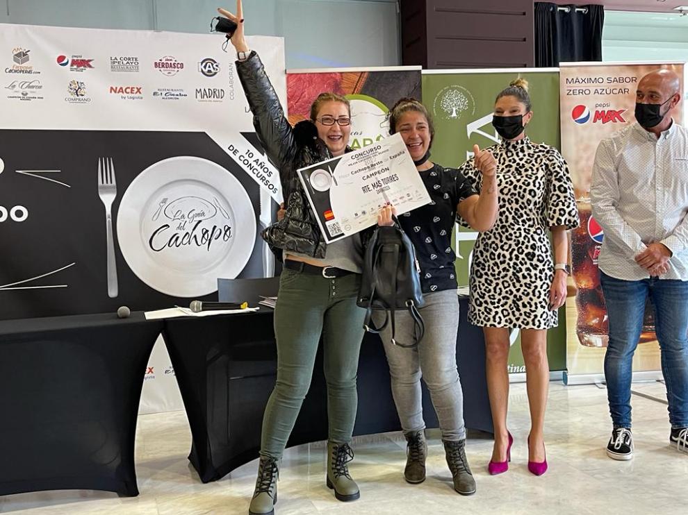 Tatiana Gavrila y Corina Rojas, del Mas´ Torres, ganadoras en la categoría de cachopos de carne del resto de España