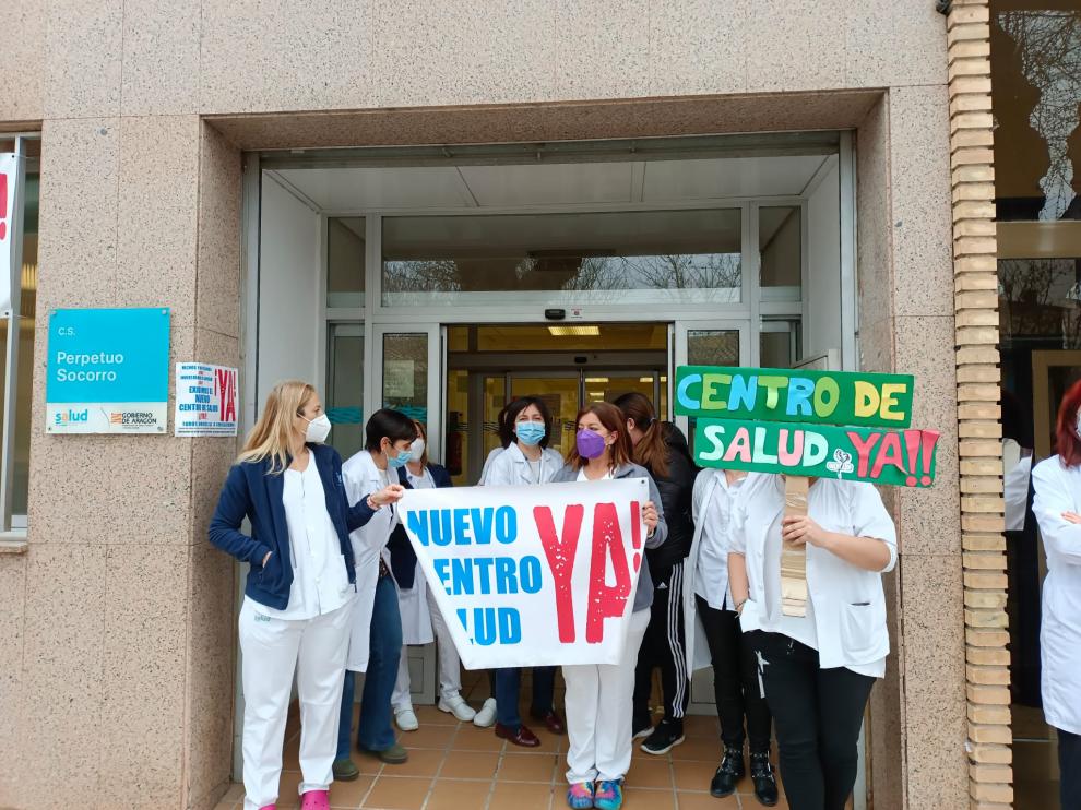 Trabajadores y usuarios se concentran cada viernes a las puertas del actual centro de salud del Perpetuo Socorro de Huesca para reclamar el nuevo edificio.