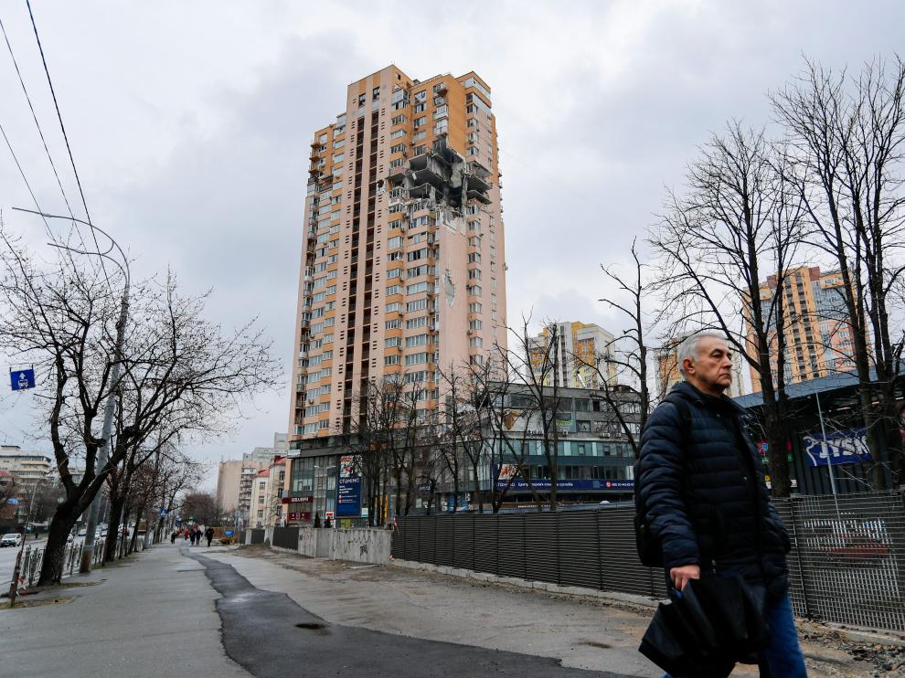 Un hombre camina en las calles de Kiev.