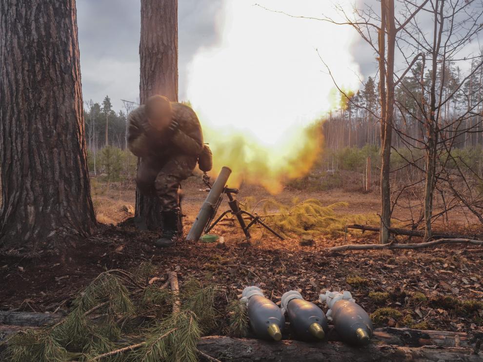 A Ukrainian serviceman fires with a mortar, as Russia?s attack on Ukraine continues, at a position in Kyiv region, Ukraine March 30, 2022. REUTERS/Serhii Nuzhnenko UKRAINE-CRISIS/KYIV-DEFENCE