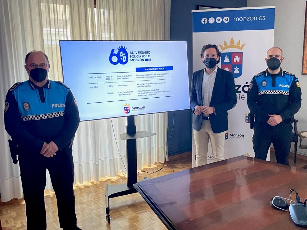 El jefe de la Policía Local de Monzón, Ignacio de La Llana, el alcalde, Isaac Claver, y el jefe accidental del cuerpo, Daniel Saura.