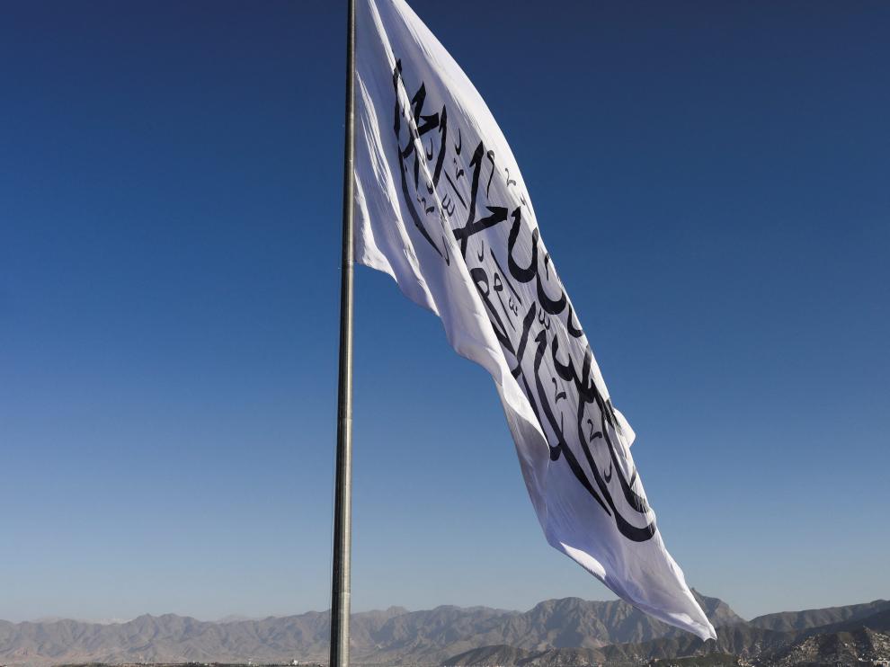 La bandera talibán en Kabul.