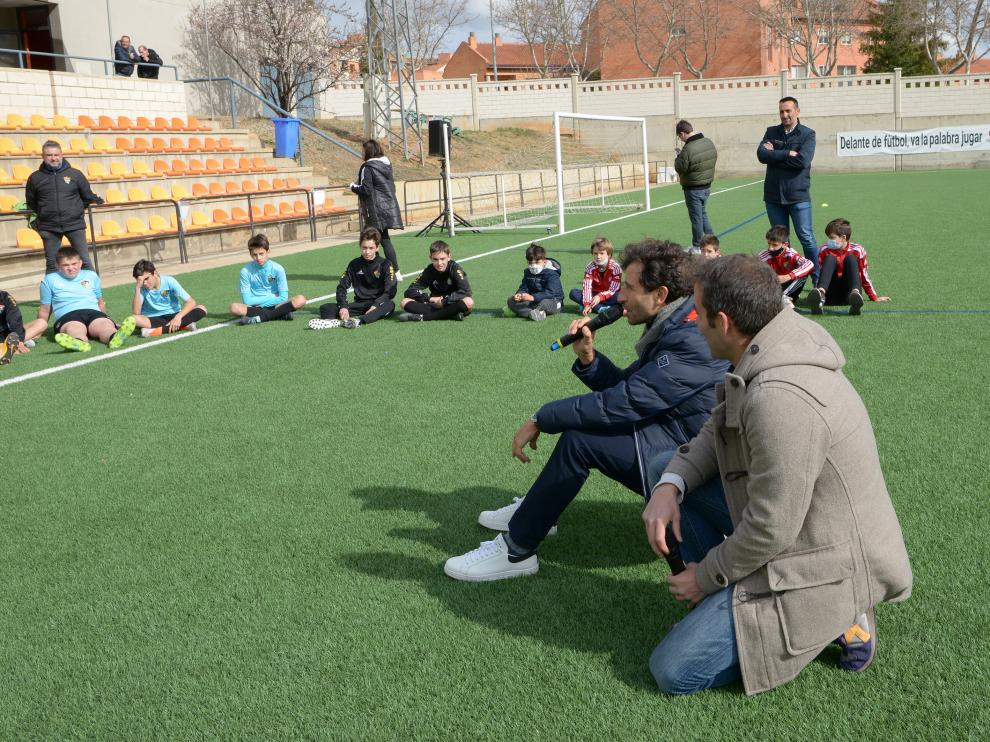 Luis Milla, junto al concejal de Deportes de Teruel, Carlos Aranda, ha dado una charla a jóvenes apasionados con el fútbol.