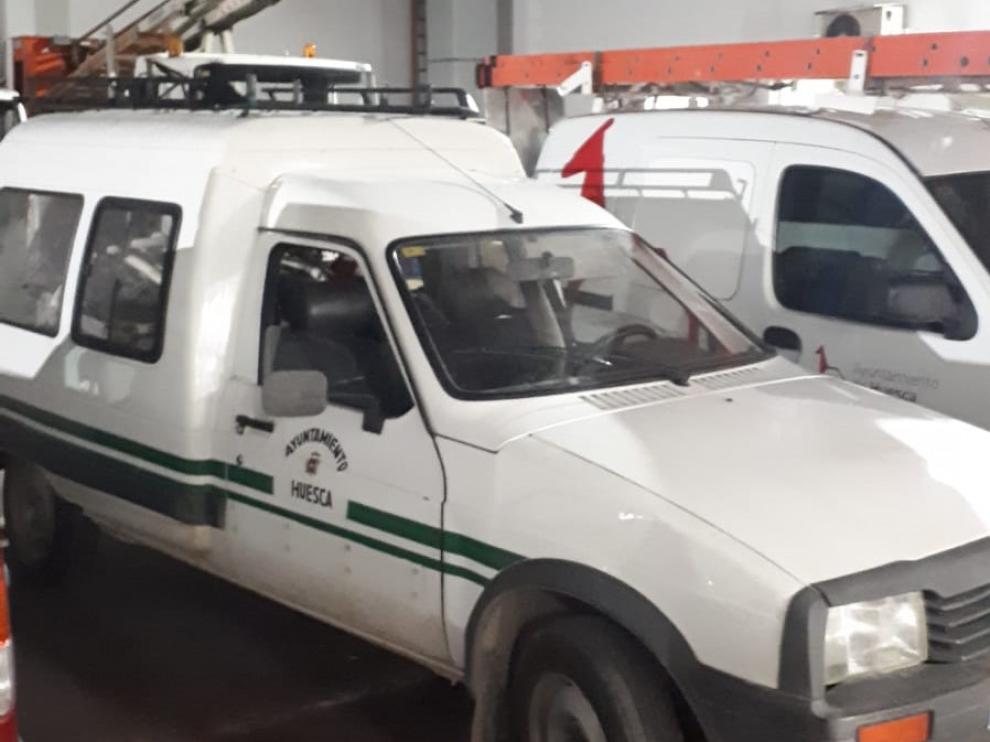 Una de las furgonetas que, según los sindicatos, ya están obsoletas pero se siguen utilizando en los servicios municipales de Huesca.