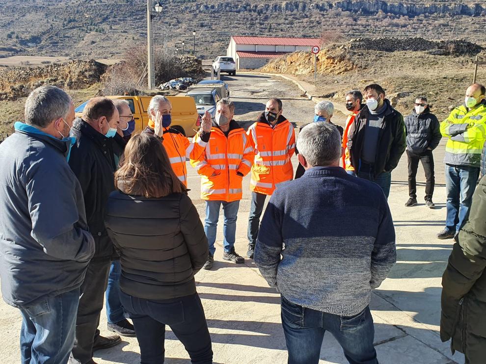 Soro visita las obras de emergencia en los pontones y muros para evitar el cierre de la A-1702