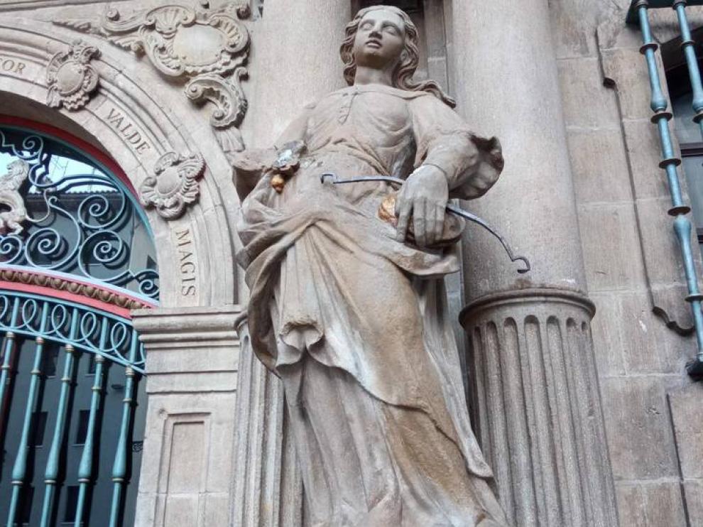 La estatua de la Justicia del Ayuntamiento de Pamplona.