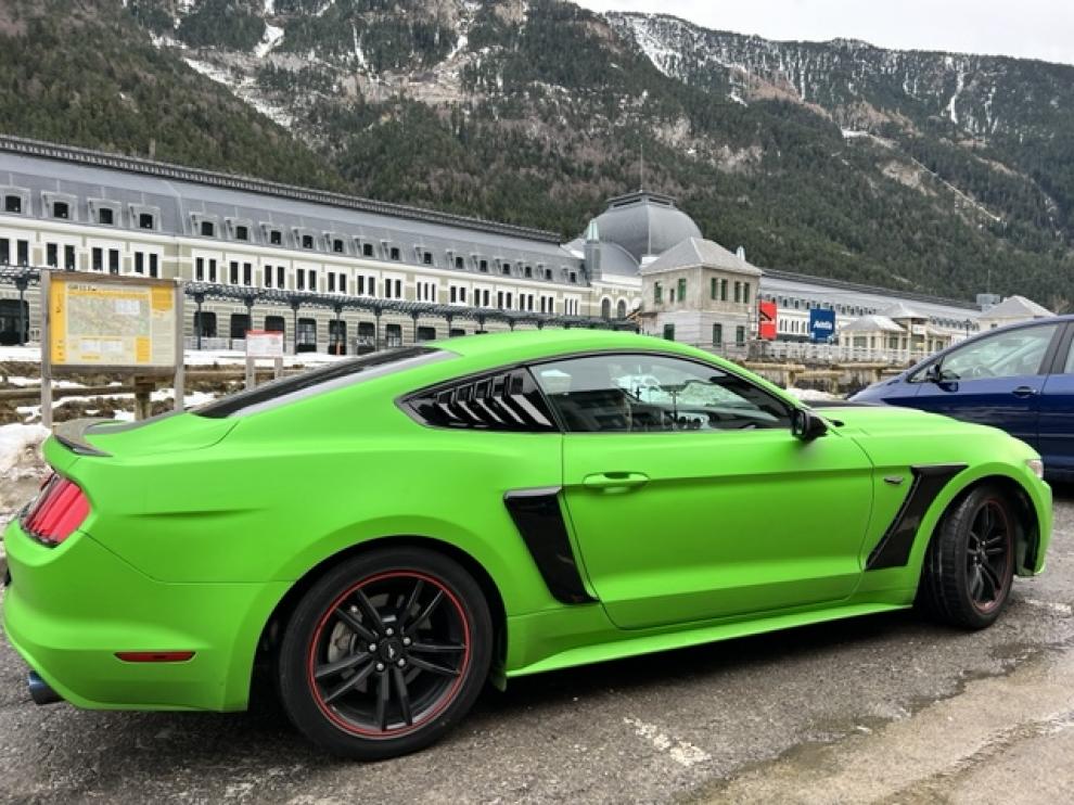 Más de 6.000 caballos de potencia de coches Mustang visitarán la Ciudadela de Jaca este domingo.