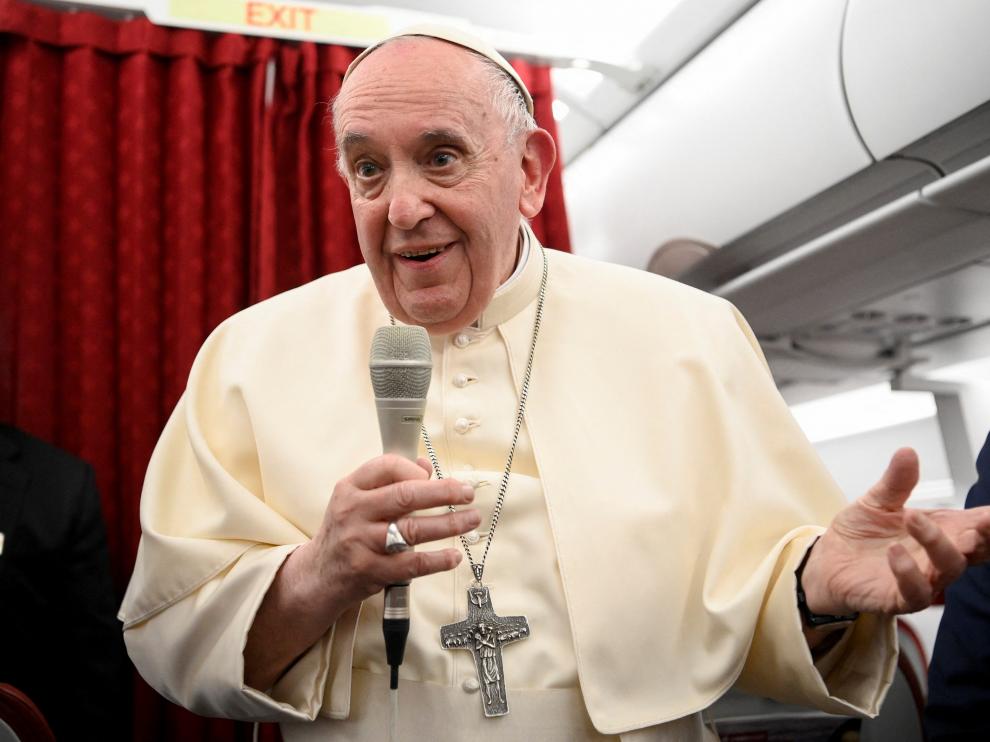 El Papa, en el avión de regreso al Vaticano desde Malta.