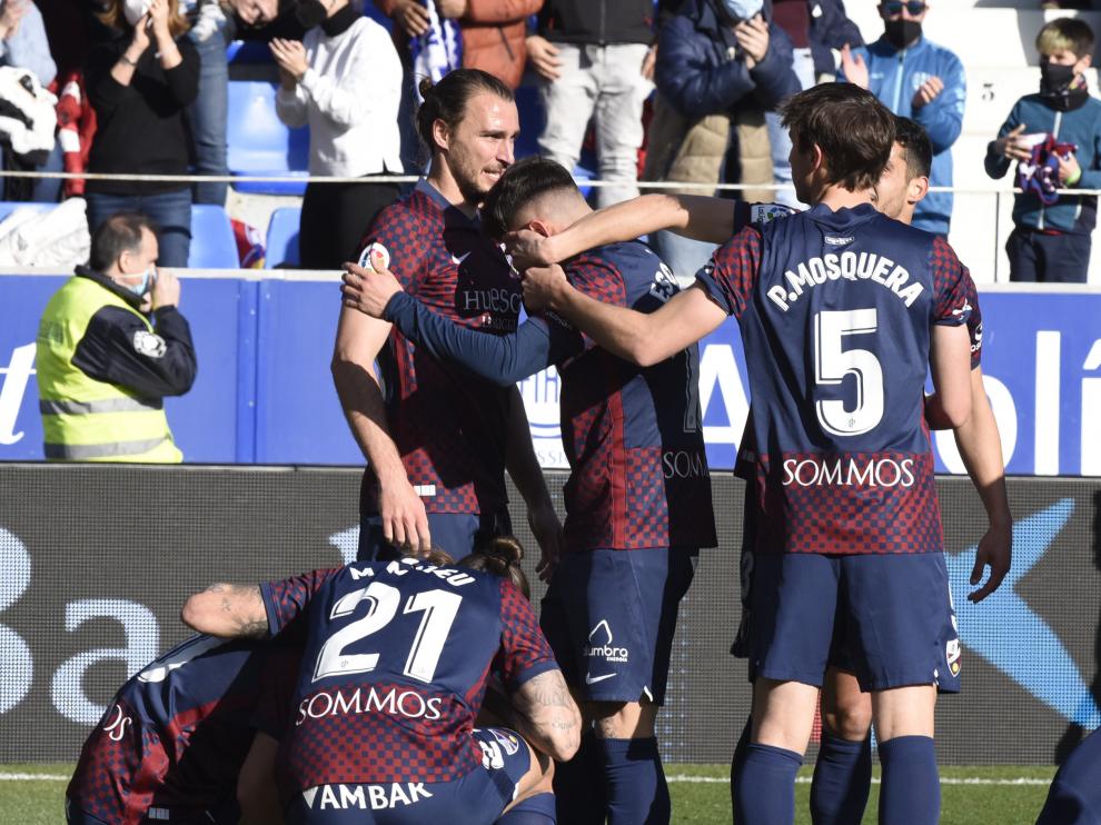 Los jugadores del Huesca celebran el gol de Ignasi Miquel ante el Almería