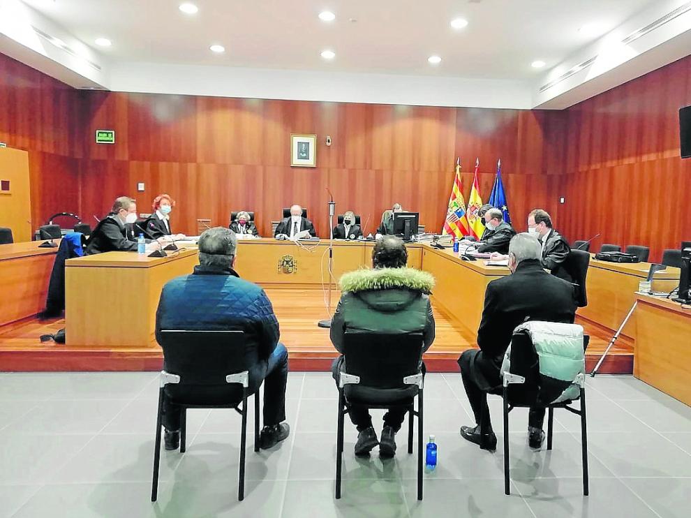 Los tres acusados, durante el juicio celebrado este lunes en la Audiencia Provincial de Zaragoza.