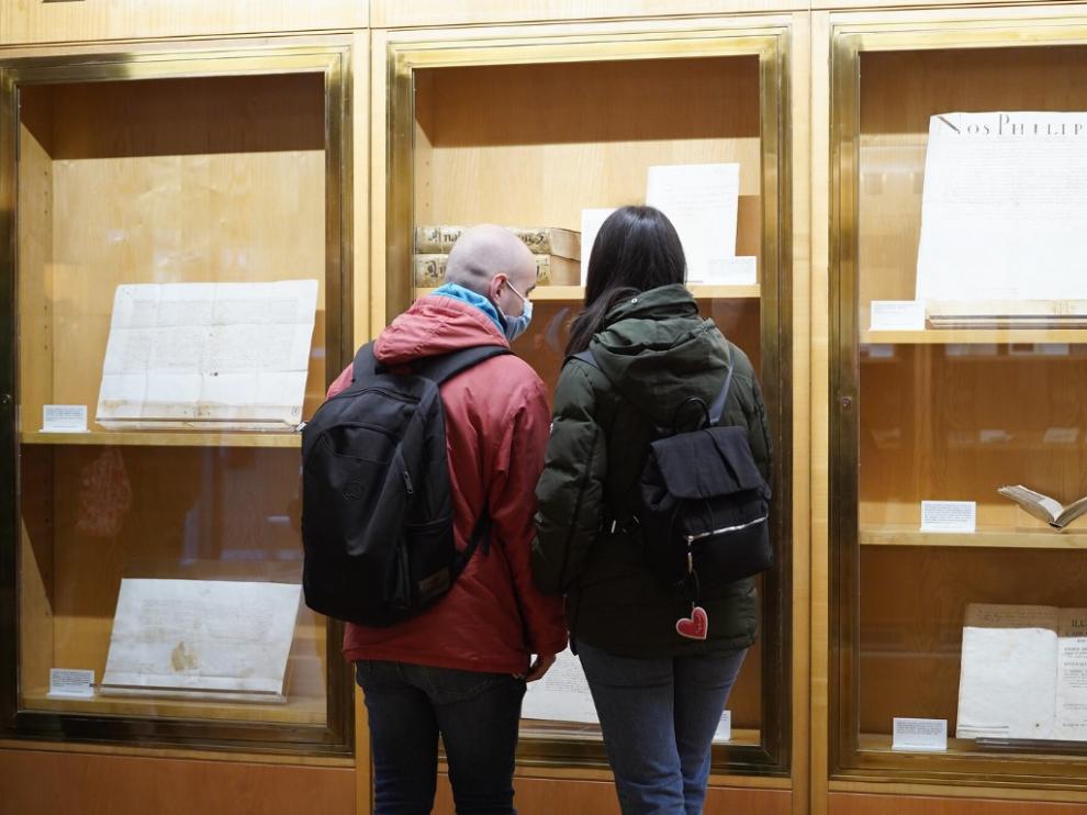 Dos visitantes contemplan algunas de las piezas exhibidas.