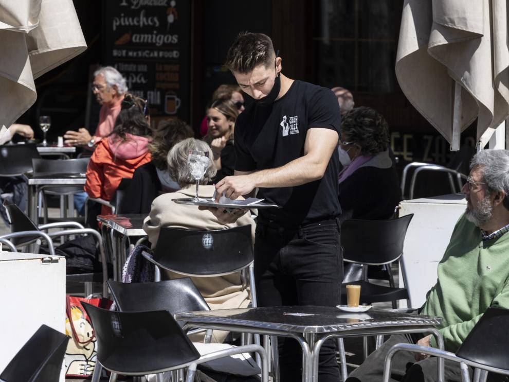 Un camarero atiende una mesa en una de las terrazas de la plaza de España, este jueves en Zaragoza.