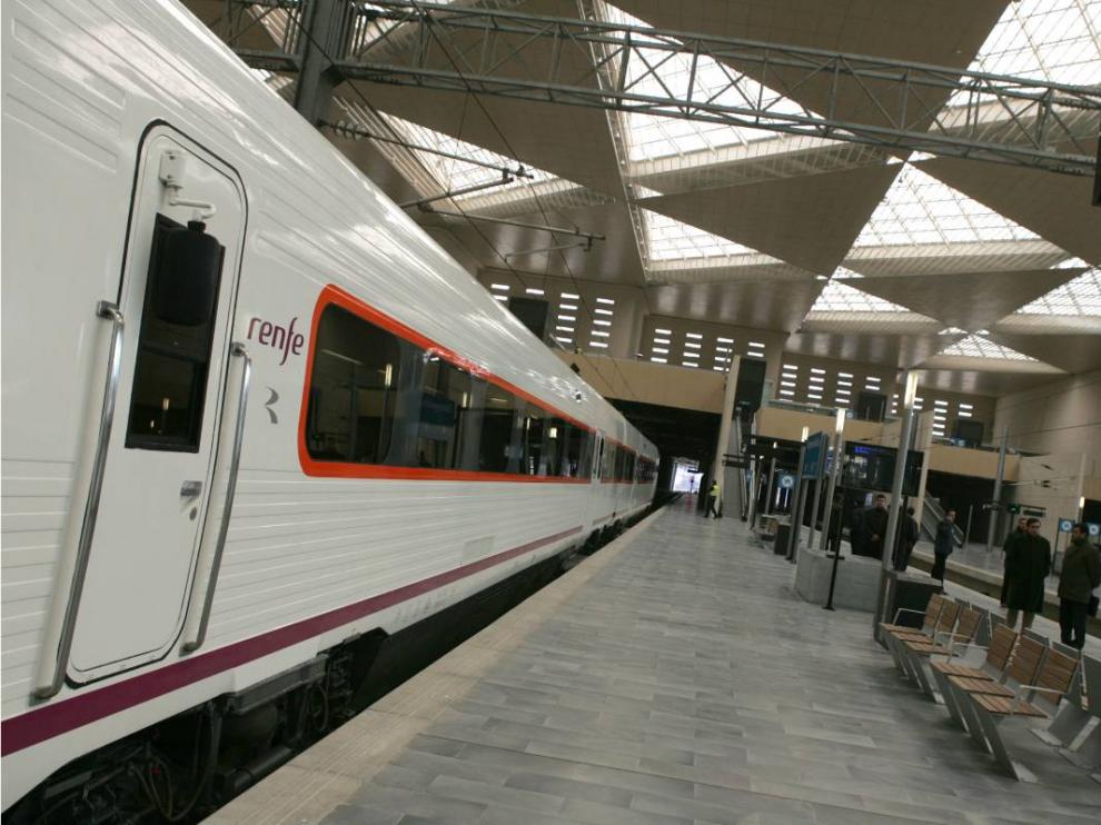 Un tren regional de Renfe en la estación de Delicias de Zaragoza.