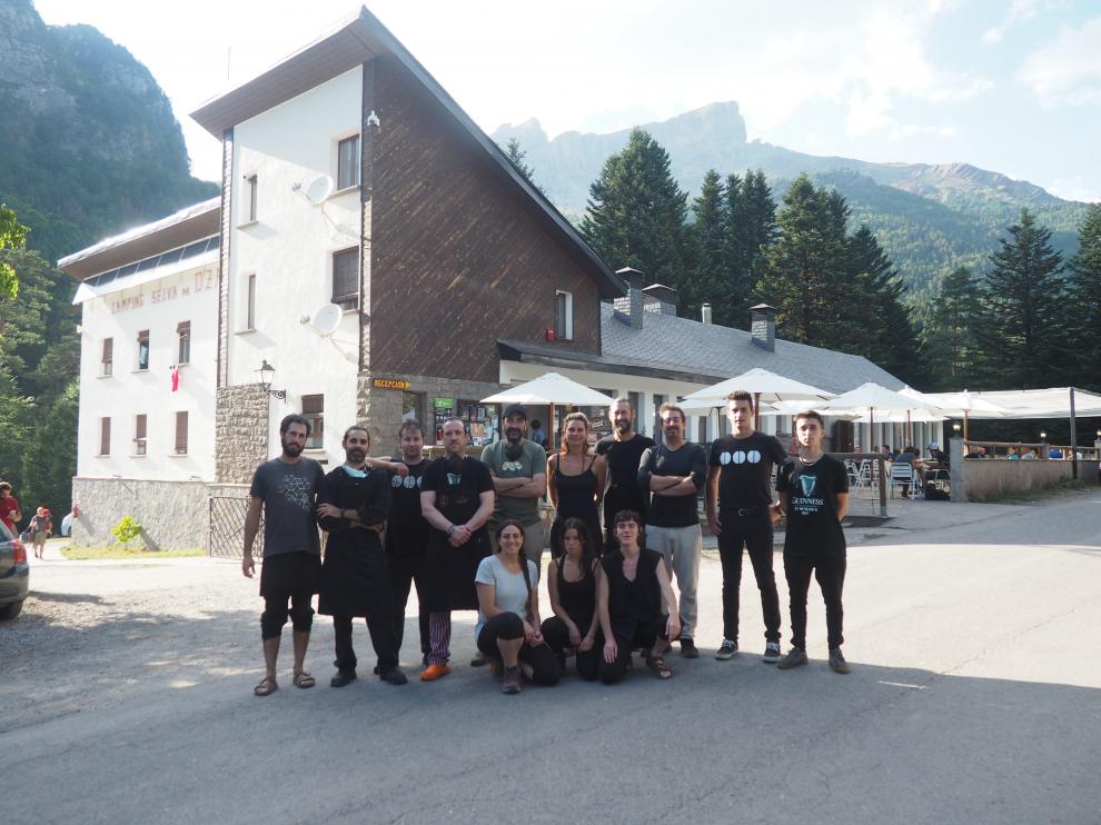 Parte del equipo del Camping Selva de Oza.