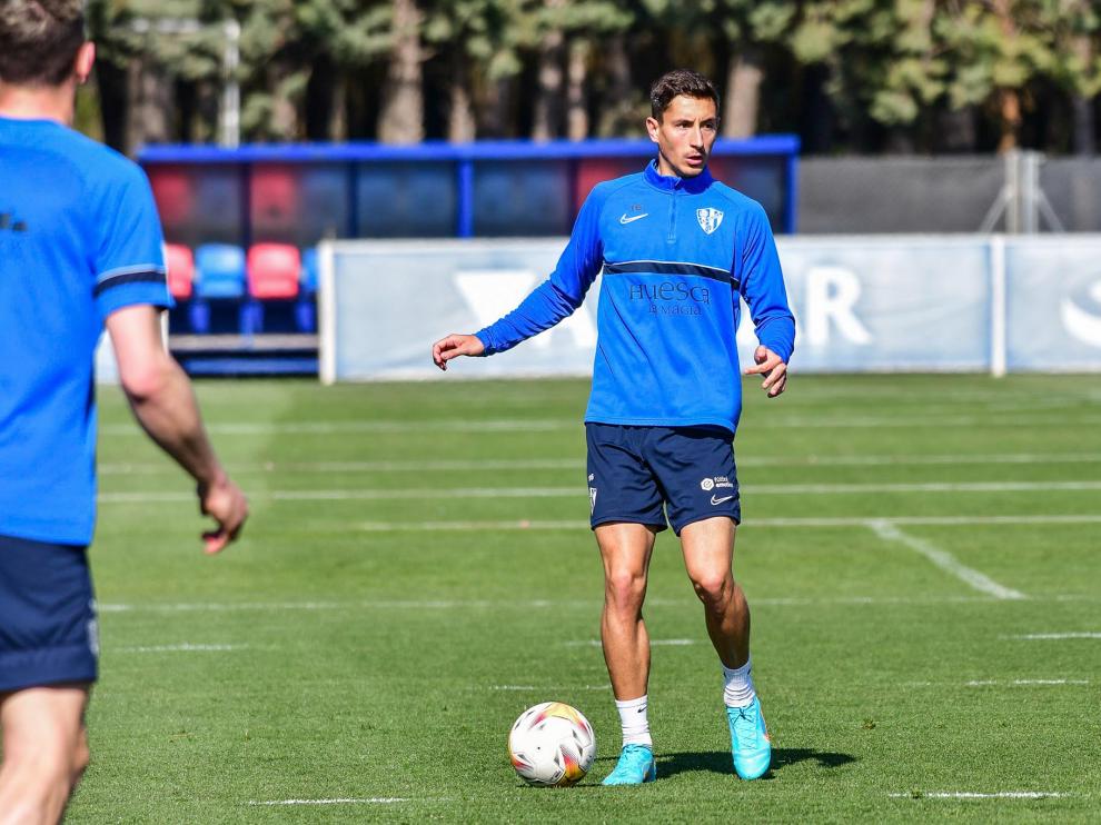 Pablo Martínez conduce el balón en el Pirámide.