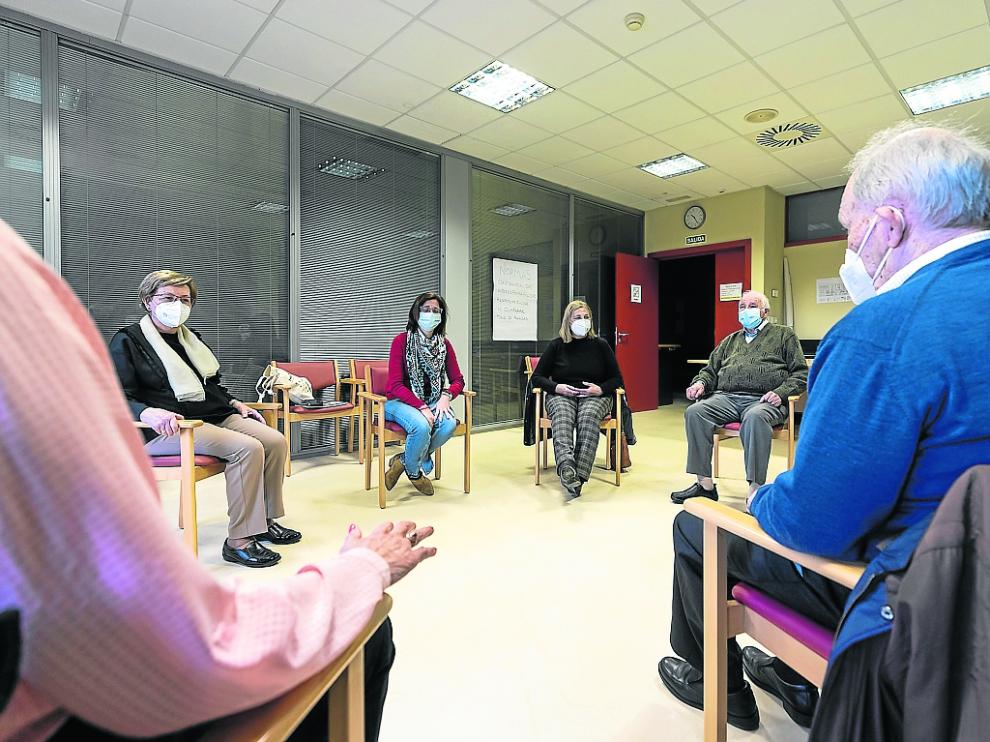 De izquierda a derecha, Mikaela, Aurora Chacón, Rosa Sanz y Ángel Ruiz, en una reunión grupal.