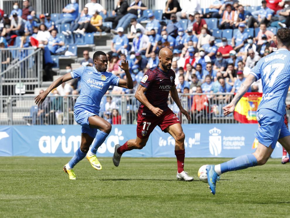 Mikel Rico conduce el balón durante la victoria del Huesca con el Fuenlabrada.