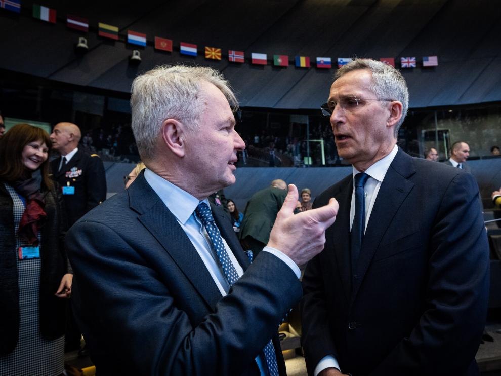 El ministro de exteriores finlandés, Pekka Haavisto, junto al secretario general de la OTAN, Stoltenberg, durante el encuentro de la semana pasada.