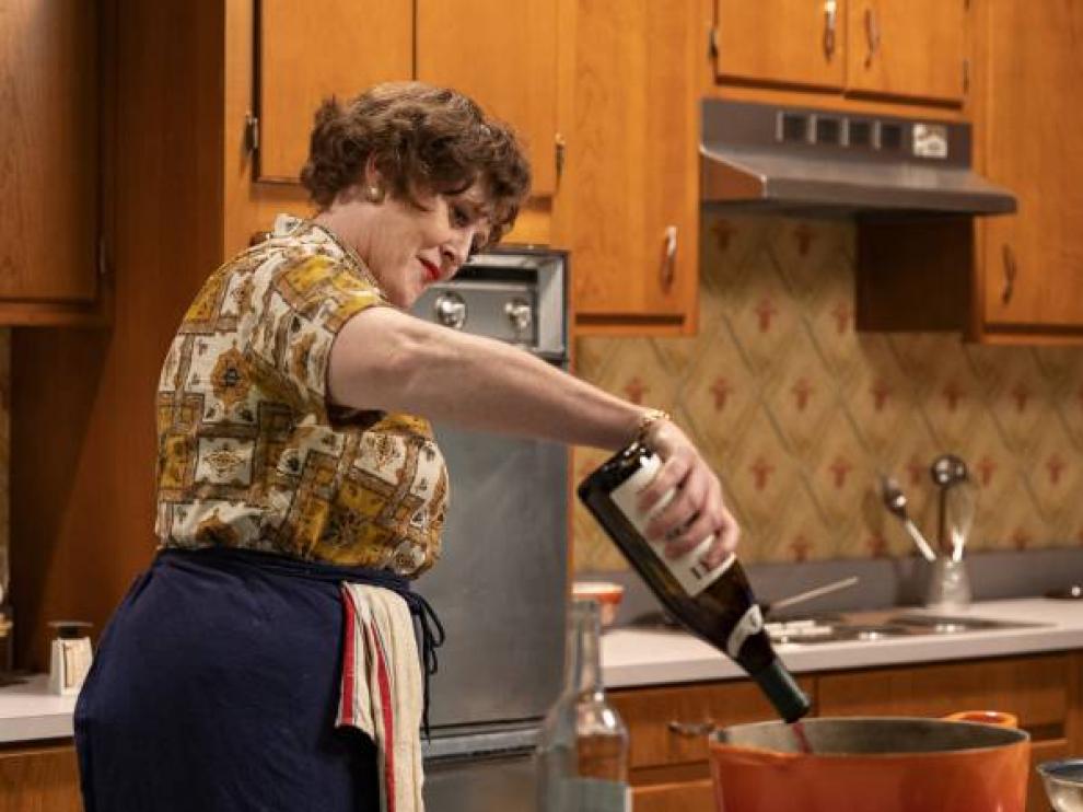 Sarah Lancashire encarna a Julia Child en la serie de HBO Max sobre la pionera cocinera.