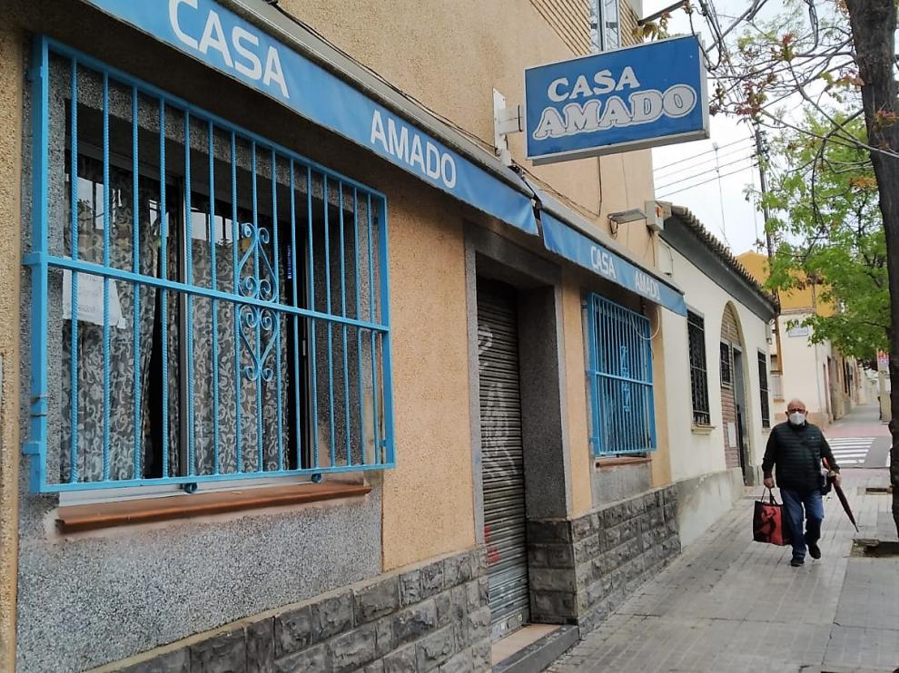 El bar Casa Amado, en la calle Gabriel Gombao, permanecía cerrado en la mañana de este martes 12 de abril.