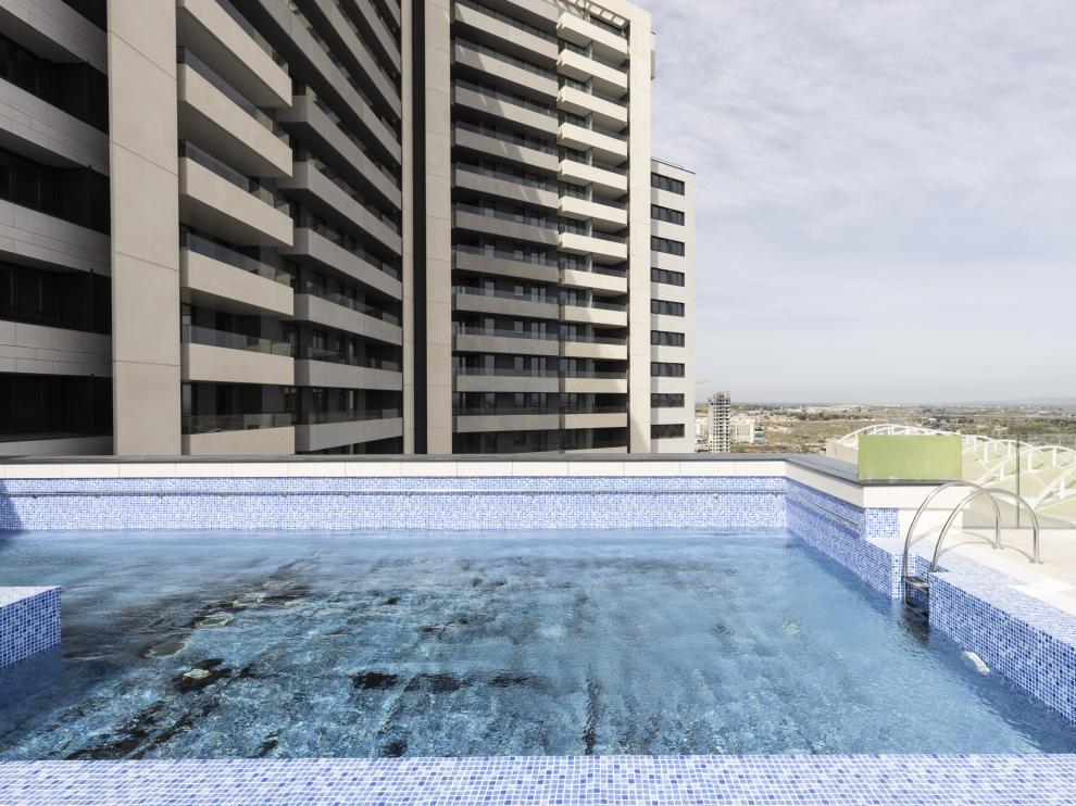 Una de las dos piscinas se sitúa en la planta 18, en la fachada de la avenida de Soria . guillermo mestre