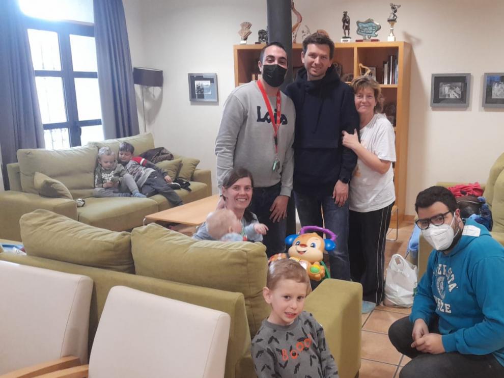 Vitalic y Diana, sus hijos, la madre de ella y dos profesores de español, en el albergue de Utrillas.