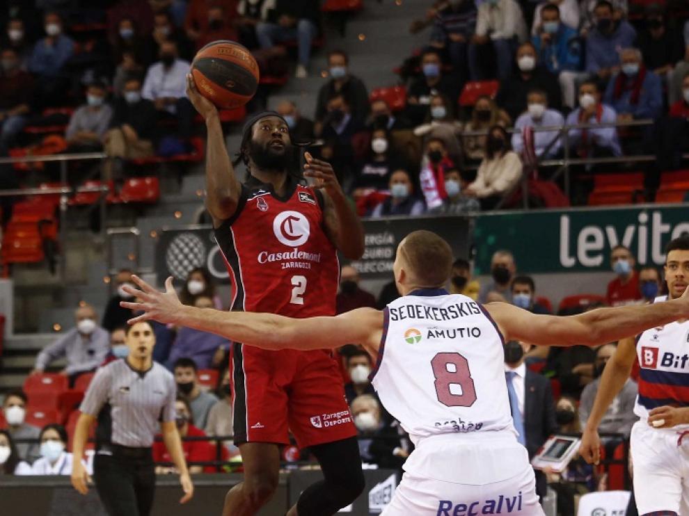 Matt Mobley lanza a canasta ante el Baskonia en un partido de la liga ACB el pasado mes de diciembre.