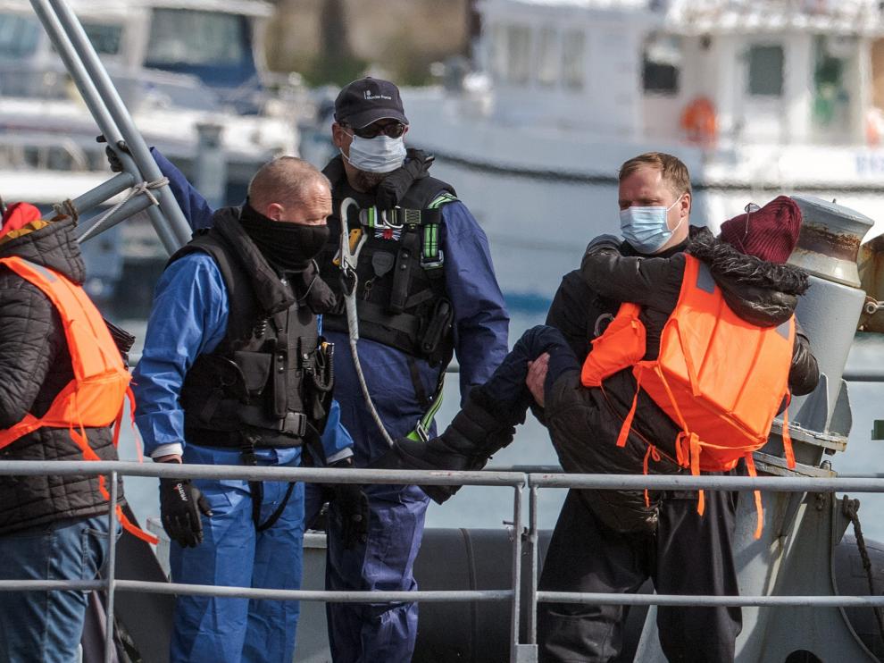 Inmigrantes llegados a Reino Unido tras atravesar el Canal de la Mancha BRITAIN MIGRATION