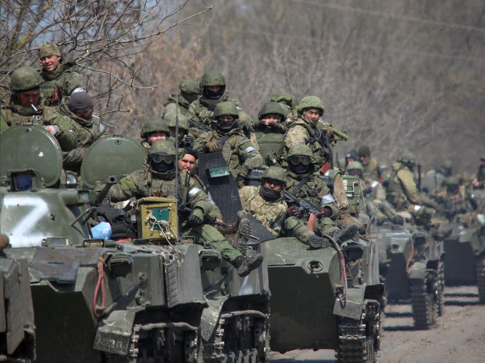 Tanques rusos en su camino hacia Mariúpol