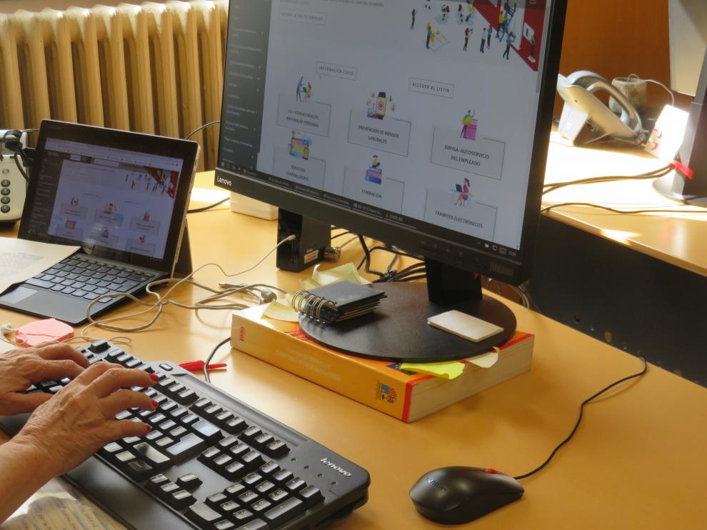 Una mujer trabajar en un ordenador de la Administración aragonesa