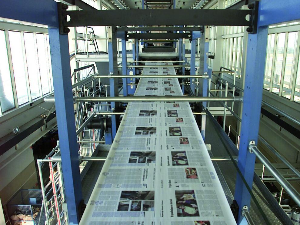 La planta de impresión de HERALDO en Villanueva de Gállego tiene 17.000 metros cuadrados de superficie. Todo en ella gira en torno a la rotativa Koenig & Bauer.