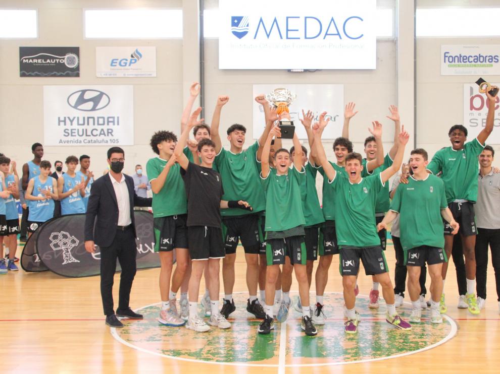 Jugadores cadetes del equipo Joventut que ganó el torneo MHL Sports en Semana Santa en Zaragoza.