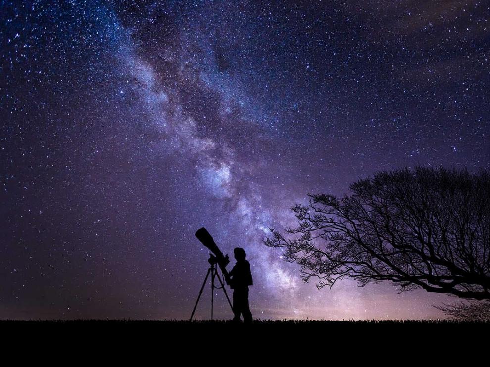 Un telescopio es lo ideal para ver las estrellas en lugares con baja contaminación lumínica y atmosférica.