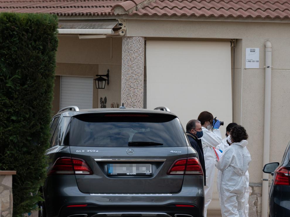 Los investigadores analizan el lugar del crimen