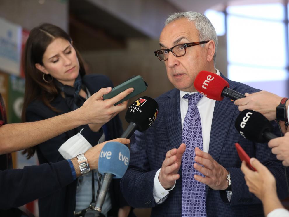 Alejandro Blanco responde a los medios a su salida de la reunión con representantes del Gobierno, la Generalitat y Aragón.