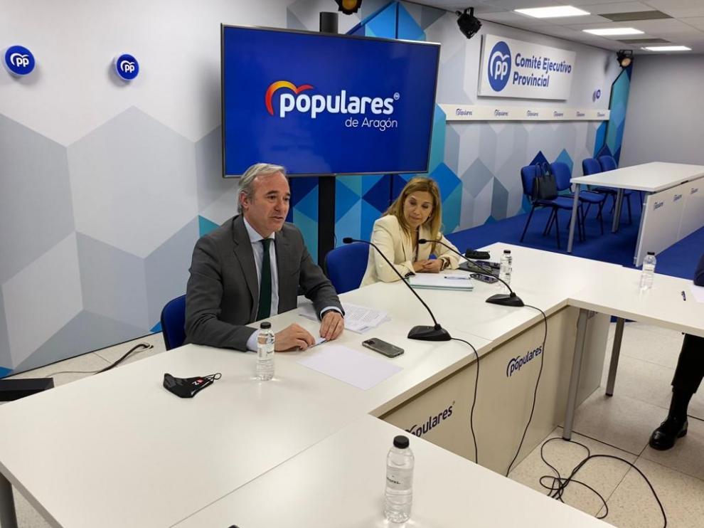 El presidente del PP-Aragón, Jorge Azcón, y su secretaria general, Ana Alós, en la sede del partido en Zaragoza, este lunes.