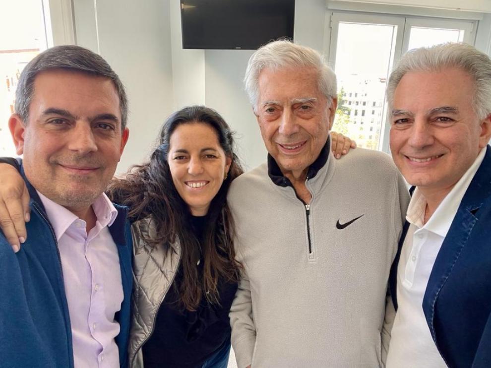 Mario Vargas Llosa, con sus hijos, a punto de salir de la clínica en la que se ha recuperado del covid en Madrid.