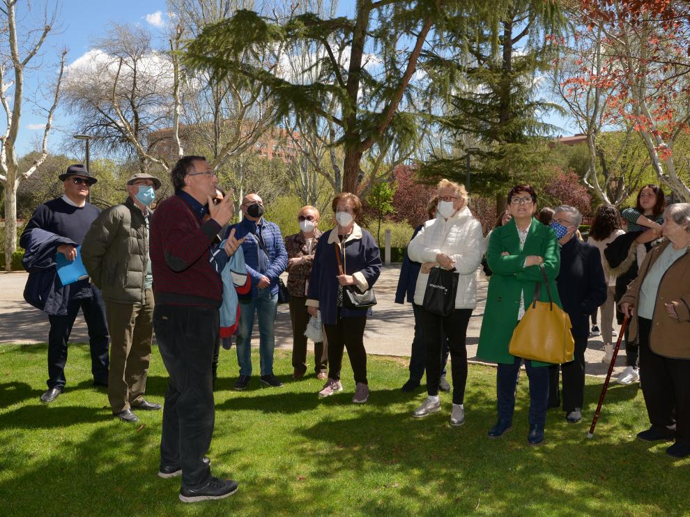 El profesor José Carrasquer habla con los asistentes a la actividad saludable en el parque de Los Fueros de Teruel.